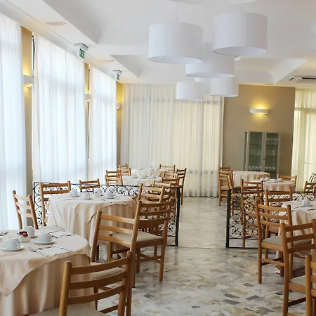 מלון Astoria 3*